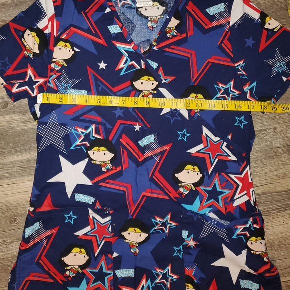 Wonder Woman Scrub Top Size Small - Picture 9 of 10